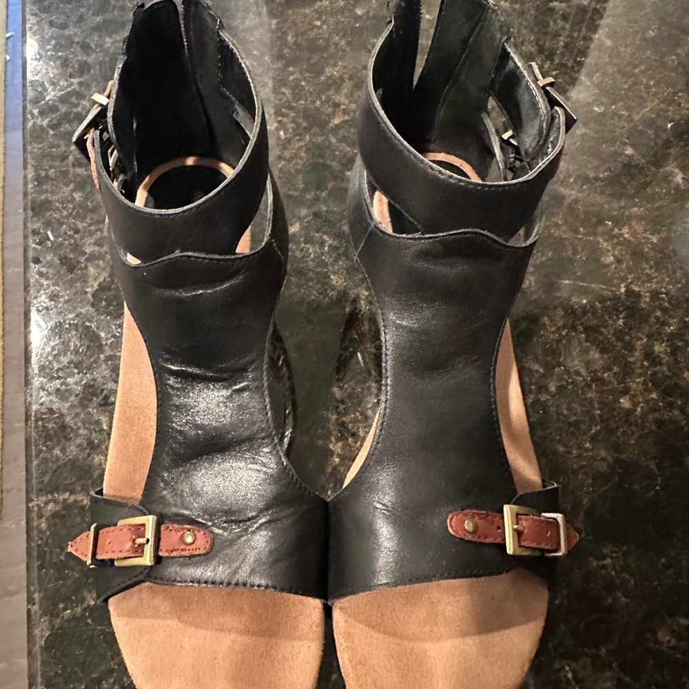 AEROSOLES Black Gladiator Sandals with Buckle Detail